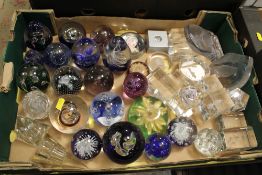 A TRAY OF ASSORTED GLASS PAPERWEIGHTS TO INCLUDE CAITHNESS EXAMPLE, ETC