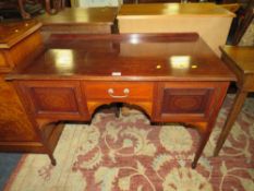 AN EDWARDIAN MAHOGANY DESK WITH INLAID DETAIL, W 107 CM
