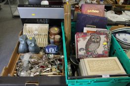 TWO TRAYS OF ASSORTED COLLECTABLES ETC TO INCLUDE A PAIR OF POLISHED HARDSTONE OWL FIGURES,