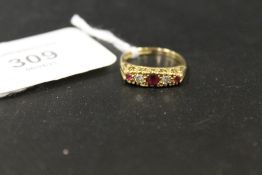 A 15CT RUBY AND DIAMOND RING - APPROX WEIGHT 4.6 G