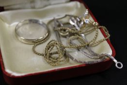 A SMALL BOX OF ASSORTED JEWELLERY TO INCLUDE A HALLMARKED 9CT GOLD BAND - APPROX WEIGHT 2.1 G