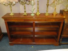 A MODERN MAHOGANY OPEN DOUBLE BOOKCASE H-92 W-152 CM