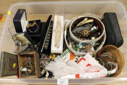 A TRAY OF ASSORTED COSTUME JEWELLERY AND COLLECTABLES