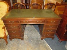 AN EDWARDIAN MAHOGANY TWIN PEDESTAL DESK WITH LEATHER TOP, H 77 CM, W 137 CM