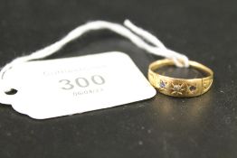 A HALLMARKED 18CT GOLD SAPPHIRE AND DIAMOND RING - ONE STONE MISSING - APPROX 2.2 G