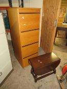 A WOODEN EFFECT FOUR DRAWER FILING CABINET AND SMALL TABLE (2)