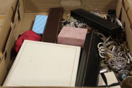 A TRAY OF ASSORTED COSTUME JEWELLERY