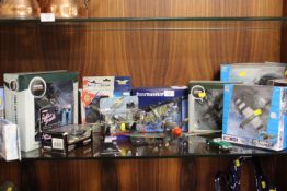 A QUANTITY OF AVIATION / MODEL AIRCRAFT ETC TO INCLUDE CORGI EXAMPLES ETC