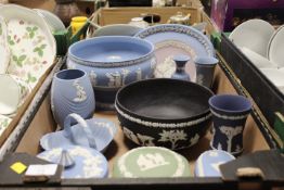 A TRAY OF ASSORTED WEDGWOOD BLUE JASPERWARE TO INCLUDE A LILAC PLATE, BLACK BOWL & GREEN PIN DISH