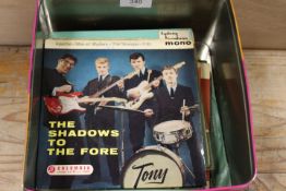 A SMALL COLLECTION OF ASSORTED VINTAGE 7 