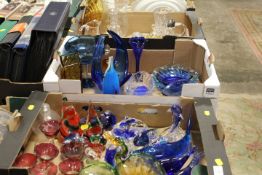 THREE TRAYS OF ASSORTED GLASSWARE TO INCLUDE STUDIO GLASS BIRDS AND DOLPHINS, A FREEFORM TABLE