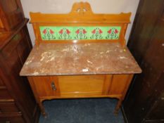 AN EDWARDIAN MARBLE TOP WASHSTAND W-89 CM