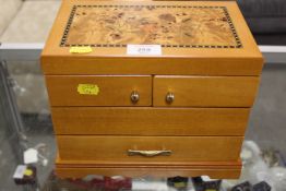 A JEWELLERY BOX AND CONTENTS TO INCLUDE HALLMARKED AND OTHER SILVER EARRINGS, PENDANTS ETC