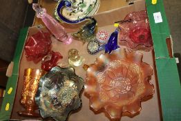 A BOX OF VINTAGE GLASS TO INLCUDE CARNIVAL GRASS, MURANO AND CRANBERRY EXAMPLES