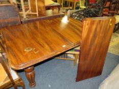 A MID VICTORIAN MAHOGANY PULL-OUT DINING TABLE WITH ONE SPARE LEAF, H 73 CM, L 151 CM, EXTENDED L