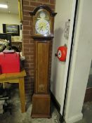 A VINTAGE MAHOGANY CASED GRANDMOTHER CLOCK WITH PENDULUM, H 170 CM