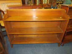 AN OAK OPEN BOOKCASE W 124 CM