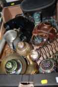 A TRAY OF ASSORTED COLLECTABLES ETC TO INCLUDE A CLOISONNE LIDDED POT, BINOCULARS, CAMERA ETC