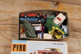 A SMALL COLLECTION OF VINTAGE CORGI MODELS ETC TO INC CORGI LANDROVER 109 