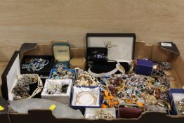 A TRAY OF VINTAGE COSTUME JEWELLERY TO INCLUDE RINGS, BANGLES, FAUX PEARLS ETC