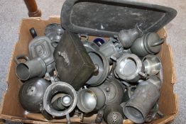 A COLLECTION OF VINTAGE PEWTER TO INCLUDE A LIDDED BOX WITH ELF SURMOUNT, TANKARDS, TEAPOT, TRAY,