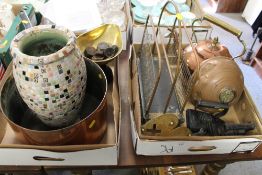 TWO TRAYS OF ASSORTED METALWARE TO INCLUDE A LARGE COPPER PAN, A COPPER KETTLE, A SET OF SALTER