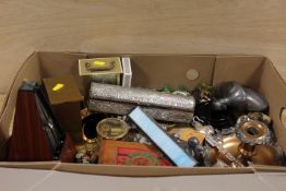 A TRAY OF COLLECTABLES TO INCLUDE ENAMEL STYLE BIRD TRINKETS, CARRIAGE CLOCKS ETC