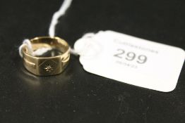 A HALLMARKED 9CT GOLD BAND - APPROX WEIGHT 4G