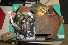 A SMALL TRAY OF COLLECTABLES TO INCLUDE A MINIATURE WOODEN TABLE, VINTAGE KEYS, METAL WARE, PIPE