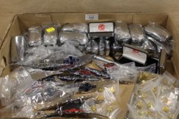 A TRAY OF ASSORTED MG COLLECTABLES TO INCLUDE MORGAN PLAQUES / BADGES ETC AND A SELECTION OF