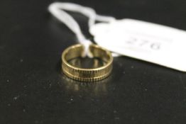A HALLMARKED 9CT GOLD WEDDING BAND - APPROX WEIGHT 2.7 G