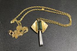 A DESIGNER HALLMARKED 9CT GOLD GEMSET PENDANT SET WITH ALEXANDRITE TYPE STONE ON A 9CT CHAIN -