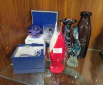 A SELECTION OF STUDIO AND COLLECTORS GLASS WARE, TO INCLUDE A LIMITED EDITION CAITHNESS PAPERWEIGHT