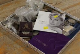 A TRAY OF COLLECTABLE COINAGE TO INCLUDE A 2006 £5 COIN, CROWNS ETC