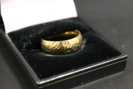 AN 18CT GOLD TEXTURED BAND - APPROX WEIGHT 2.8 G
