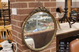 A VINTAGE CIRCULAR GILT FRAMED MIRROR