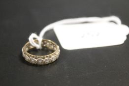 A HALLMARKED 9CT GOLD GEMSET WEDDING BAND - APPROX WEIGHT 3.3 G