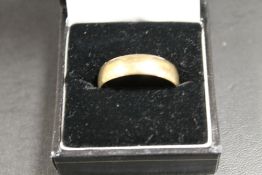 A 9CT GOLD BAND - APPROX WEIGHT 4.5 G