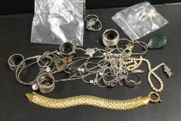 A COLLECTION OF ASSORTED SILVER AND COSTUME JEWELLERY ITEMS, TO INCLUDE A SELECTION OF RINGS AND