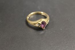 A HALLMARKED 9CT GOLD AMETHYST RING - APPROX WEIGHT 2.4 G