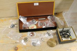 A SMALL BOX OF COLLECTABLE ITEMS TO INCLUDE MILITARY BADGES, POCKET KNIFE, WATCHES, AGATE BROOCH