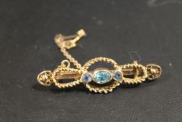 A VINTAGE 9CT GEMSET BROOCH - APPROX WEIGHT 4.5 G