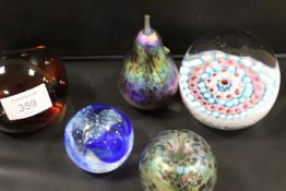 FIVE ASSORTED GLASS PAPERWEIGHTS TO INCLUDE TWO ISLE OF WIGHT LUSTRE GLASS FRUIT ITEMS