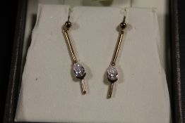 A PAIR OF 375 GOLD DROPPER EARRINGS - APPROX WEIGHT 1.9 G