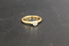 AN 18CT AND PLAT DIAMOND SOLITAIRE RING - APPROX WEIGHT 3.6 G