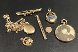A SELECTION OF GOLD AND GOLD PLATED JEWELLERY TO INCLUDE A 9CT BAR BROOCH AND A 9CT CHARM