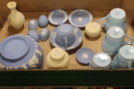A TRAY OF WEDGWOOD JASPERWARE TO INCLUDE PRIMROSE EXAMPLES ETC