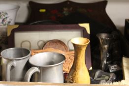 A SMALL TRAY OF ASSORTED COLLECTABLES TO INCLUDE TANKARDS ETC