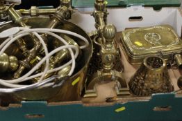 A TRAY OF ASSORTED BRASSWARE TO INCLUDE A PAIR OF FIRE DOGS, CAST PAN ETC, TOGETHER WITH A TRAY OF