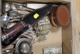 A QUANTITY OF ASSORTED COLLECTABLES TO INCLUDE A BOWIE KNIFE, ENAMEL PIN BADGES ETC